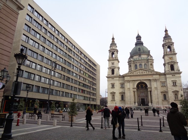 Stili diversi a confronto. Il nostro appartamento si trovava proprio in quel palazzo, a fianco alla Basilica di S. Stefano!